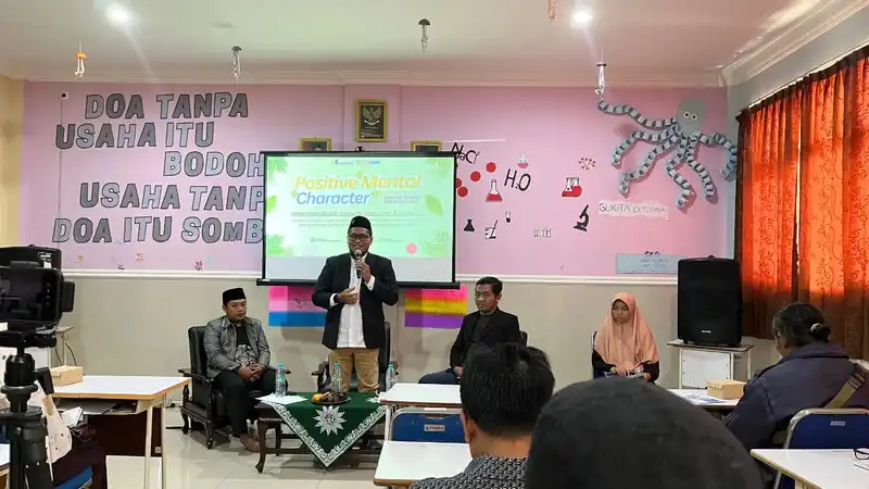 Kepala Sekolah bersama kedua pemateri menyampaikan layar belakang dan tujuan Positive Mental Character sebelum membagi kelas orang tua dan anak di tempat terpisah (Foto: Istimewa/PWMU.CO)