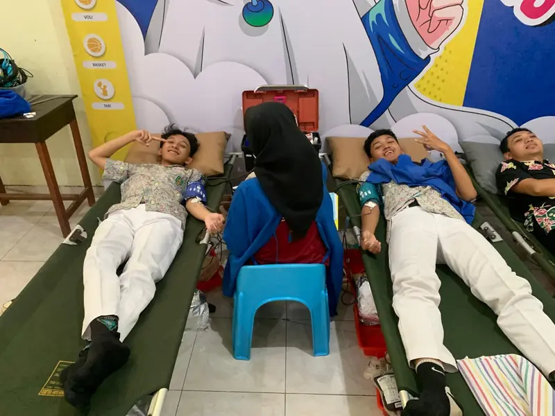 Pelaksanaan donor darah siswa-siswi dan guru karyawan SMA Muha Genteng (Foto: Alib/PWMU.CO)