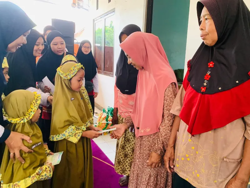 KB-TK ABA Paiton mengadakan kegiatan berbagi bersama (Foto: Istimewa/PWMU.CO)