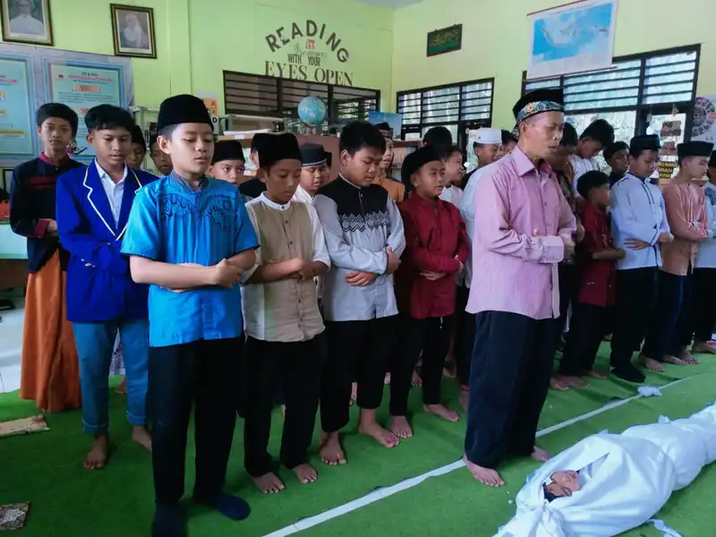 Prosesi salat jenazah (Foto: Muhammad Haris Nurdiansyah/PWMU.CO)