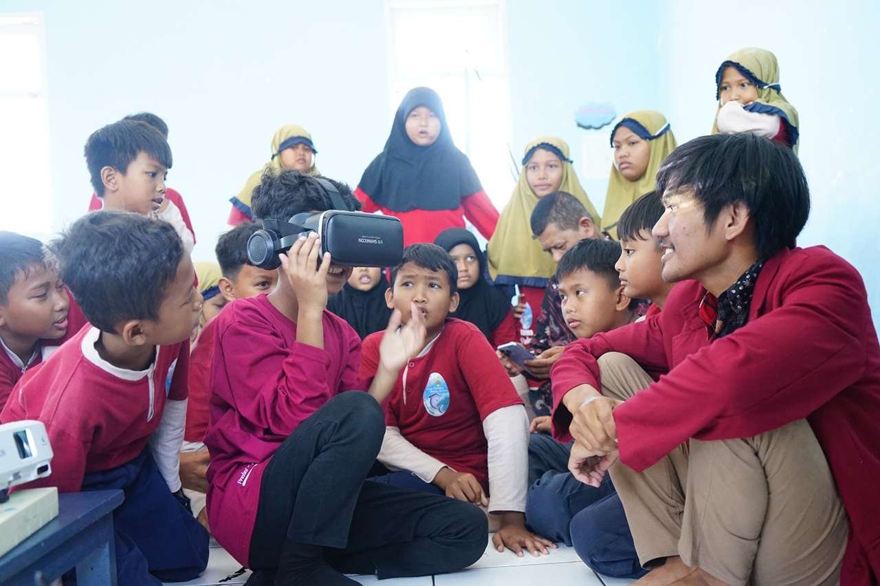SDM 9 Surabaya Hadirkan Robot Asisten VR untuk Edukasi Mitigasi Bencana