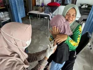 Begini Reaksi Siswa SD Muhammadiyah 3 Ikrom Wage Saat Vaksinasi dengan Puskesmas Taman