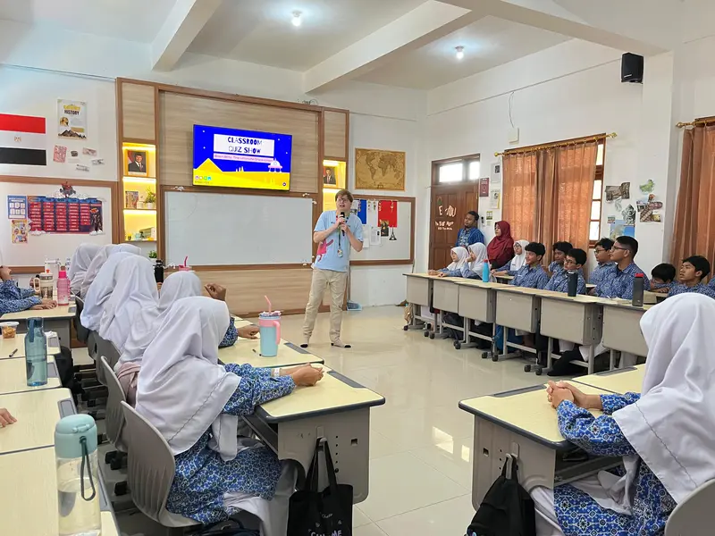 One day with native  bersama siswa ICP SMP Muhammadiyah PK (Foto: Istimewa/PWMU.CO)