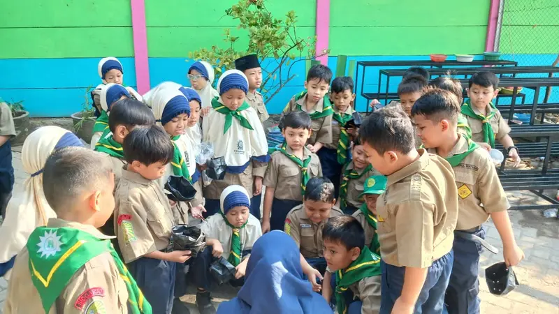 Farming Day: Menanam Harapan di Greenhouse SD Sakri