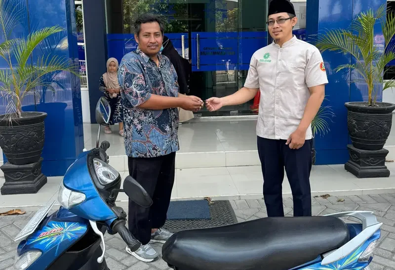 PCPM Kota Kediri Beri Bantuan Kader IMM dan Guru SD Muhammadiyah
