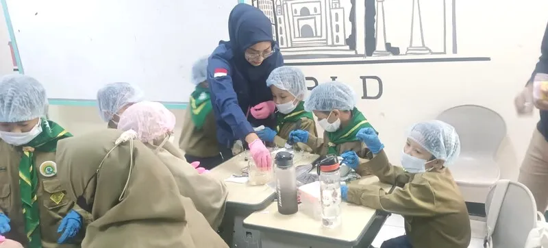 Apoteker Cilik SD Musix Bereksperimen Meracik Obat, Begini Keseruannya