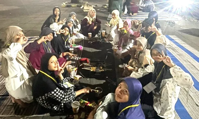 Bakar-Bakar Sate Pentol Jadi Penutup Manis Hari Pertama Tahfidz Camp ke-5 Spemutu Gresik