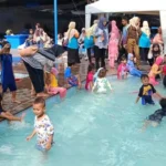 Belajar Sambil Bermain, Siswa TK ABA 6 Surabaya Nikmati Outing Class di Kolam Renang Monkasel
