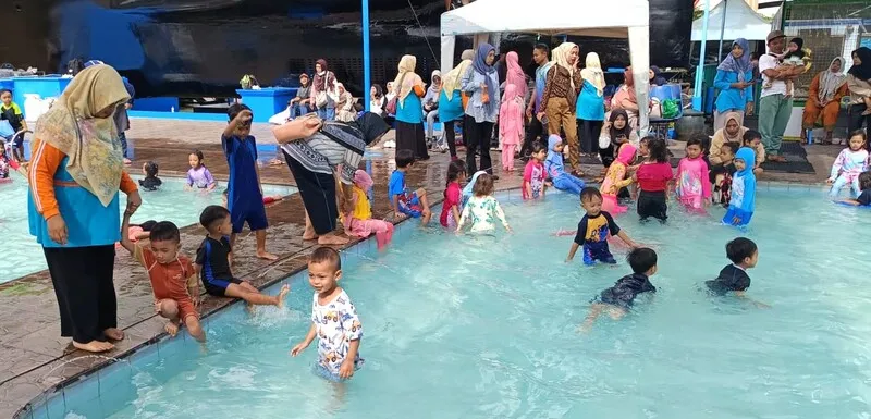 Belajar Sambil Bermain, Siswa TK ABA 6 Surabaya Nikmati Outing Class di Kolam Renang Monkasel