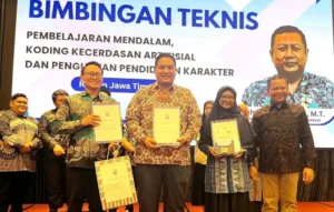 Guru Sekolah Kreatif Baratajaya Raih Penghargaan Peserta Terbaik Pertama di Bimtek PM, KKA, dan PPK