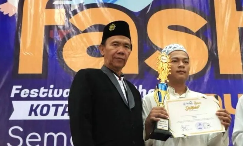 Achmad Roihan meraih juara 1 lomba adzan di ajang Fashmu (Risma Nur Izzah/PWMU.CO)