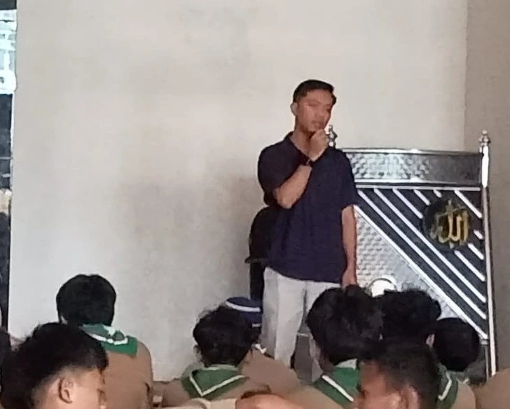 Gio Ferry memberikan motivasi untuk siswa SMP Muhammadiyah 7 Cerme (Foto: Ida Maimunah/PWMU.CO)