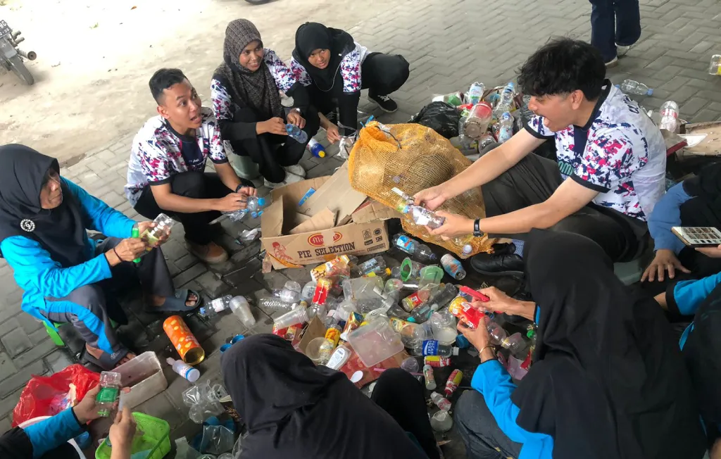 Mahasiswa USM dan UMY Angkat Isu Iklim Lewat Gerakan Shadaqah Sampah Yogyakarta