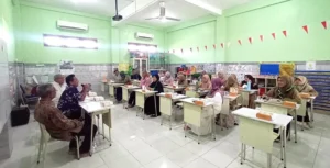 Ketua Dikdasmen PNF PRM Kedanyang Beri Wejangan Berbahasa Jawa untuk Guru dan Karyawan SD Almadany