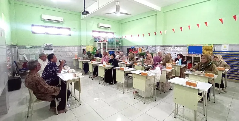 Ketua Dikdasmen PNF PRM Kedanyang Beri Wejangan Berbahasa Jawa untuk Guru dan Karyawan SD Almadany