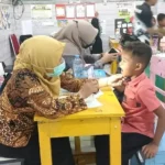 Peduli Kesehatan Siswa, SD Almadany Gandeng Puskesmas Kebomas Gelar Pemeriksaan dan Imunisasi Gratis