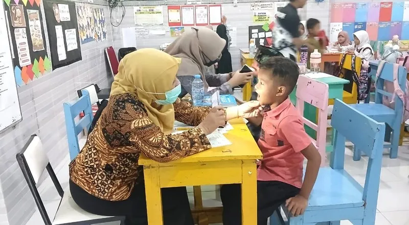 Peduli Kesehatan Siswa, SD Almadany Gandeng Puskesmas Kebomas Gelar Pemeriksaan dan Imunisasi Gratis