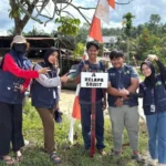 Permudah Identifikasi Wilayah, Mahasiswa KKNMas Umri Pasang Plang Nama Jalan di Desa Kerinci Kanan