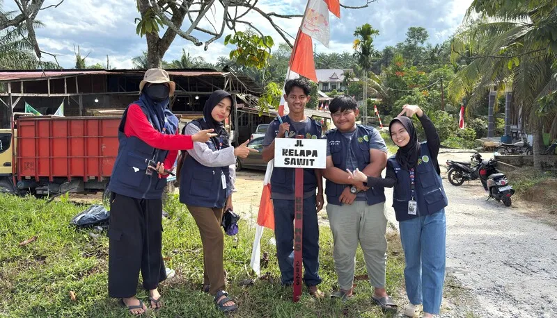 Permudah Identifikasi Wilayah, Mahasiswa KKNMas Umri Pasang Plang Nama Jalan di Desa Kerinci Kanan