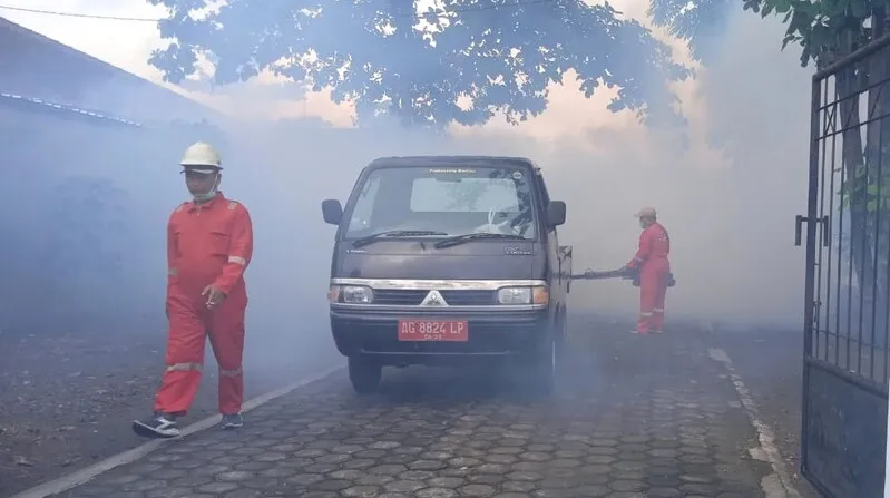 Cegah Penularan DBD, Puskesmas Sananwetan Lakukan Fogging di SMP Muhammadiyah 1 Blitar
