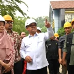 Tinjau SMKN 1 Cileungsi yang Ambruk, Mendikdasmen Salurkan Bantuan Tenda Darurat dan Santunan