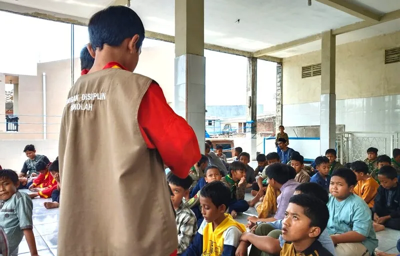 Perdana Bertugas, Tim PDS SD Almadany Kawal Ketertiban Salat Jumat Siswa