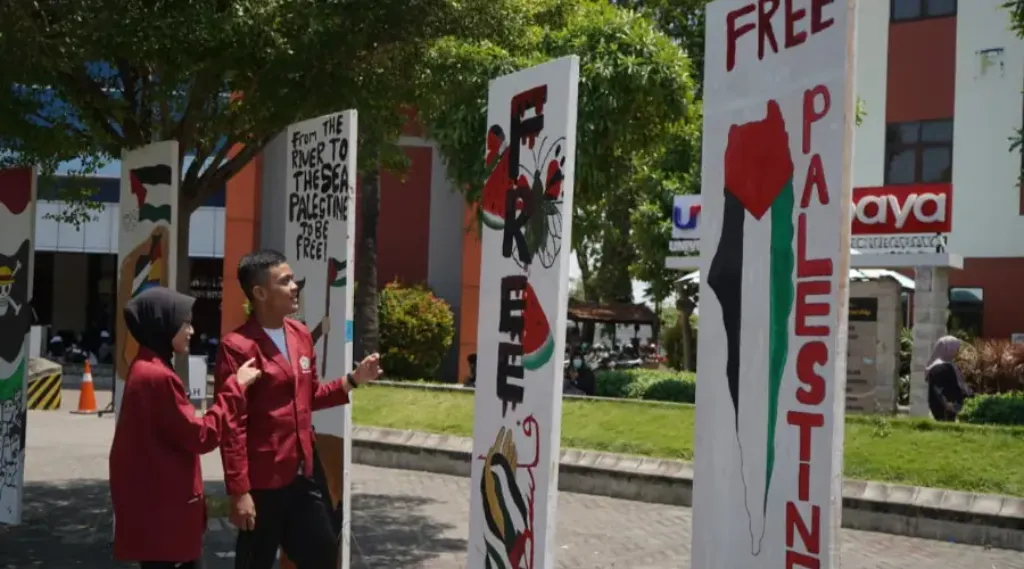 Ribuan Mahasiswa Baru UM Surabaya Suarakan Perdamaian Dunia Lewat Lukisan