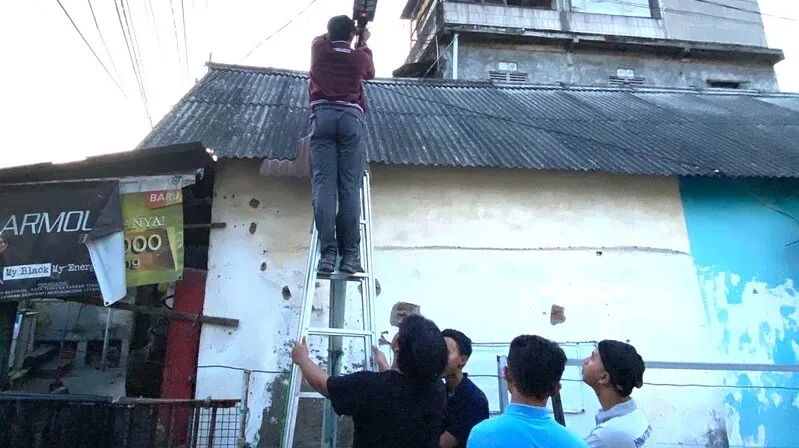 Terangi Desa Pongangan, KKN UMG Pasang Lampu Jalan Tenaga Surya