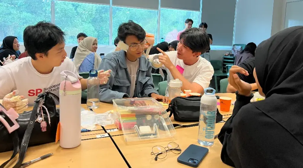 Mahasiswa UM Surabaya dan Singapore Polytechnic Bangun Empati Lansia Lewat Bodystorming