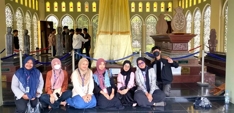 Lestarikan Nilai Sejarah, Mahasiswa KKNMAs Umri Ziarah ke Makam Sultan Syarif Kasim II