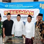 Penandatanganan Prasasti Peresmian Masjid Mujahidin Oleh Ketua PDM Lamongan