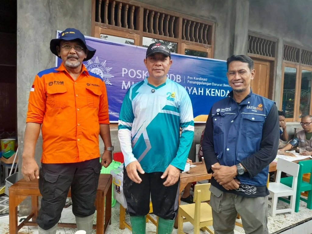 PCPM Kasela dan Pemuda Pancasila Berkolaborasi Bantu Perbaiki Tanggul Kali Aji yang Jebol