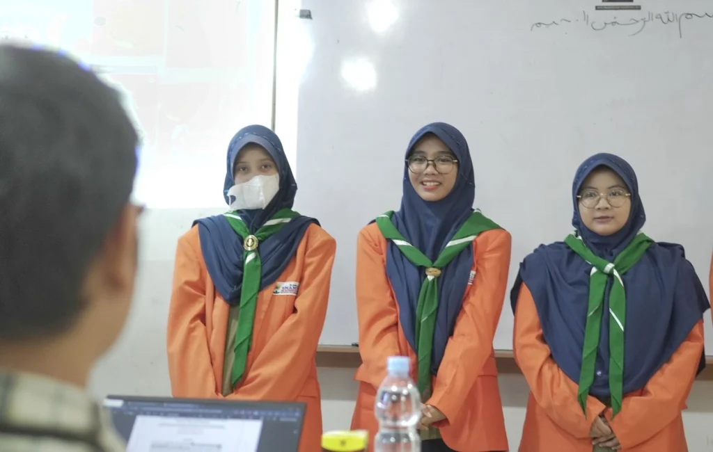 Tiga Dosen Unesa dan Koordinator Widyaiswara Balai Diklat Keagamaan Surabaya Uji Final Project Siswa Smamita