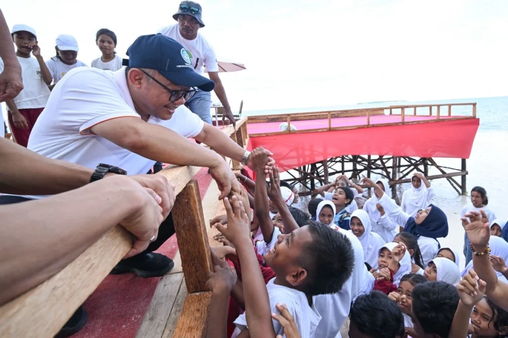 Dari Pantai Ngursarnadan, Mendikdasmen Abdul Mu’ti Semangati Anak Hebat di Timur Indonesia