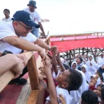 Dari Pantai Ngursarnadan, Mendikdasmen Abdul Mu’ti Semangati Anak Hebat di Timur Indonesia
