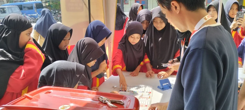 Siswa SD Muhammadiyah Benjeng Antusias Ikuti Kegiatan Edukasi Bersama Chicken Winner’s dan Bimbel Sha Class