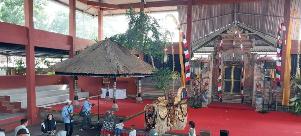 Keluarga Besar SDMM Nikmati Family Gathering dengan Menonton Pertunjukan Tari Barong