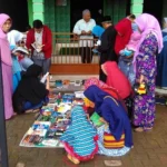Mencerdaskan Warga Lereng Gunung Wilis dengan Membuka Perpustakaan di Emperan Masjid
