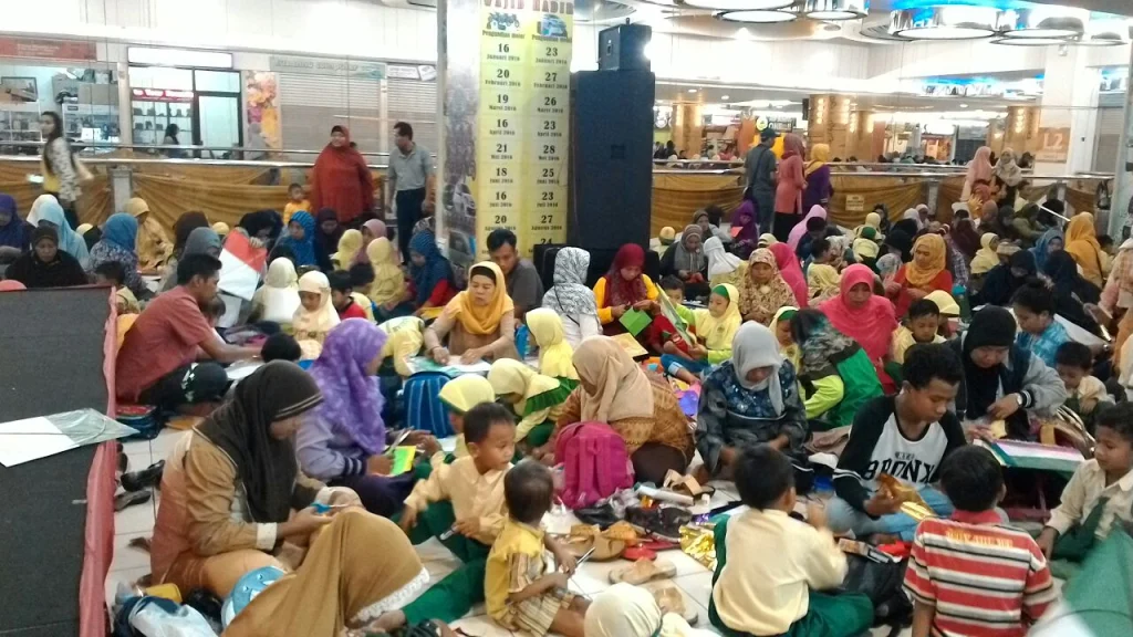 Jika Ibu dan Anak Bersatu Menghias Layang-Layang