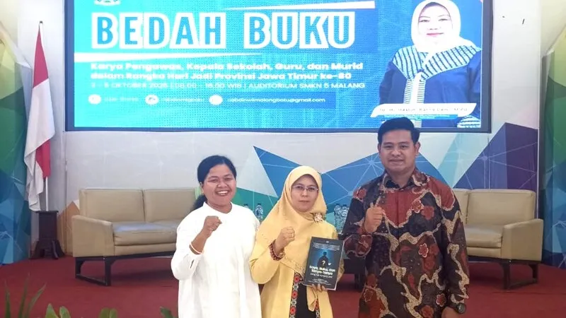 Guru SMAM 3 Batu Semarakkan HUT ke-80 Provinsi Jatim dengan Luncurkan dan Hibahkan Buku
