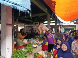 Belajar Mandiri Lewat Belanja, Siswa SD Muhammadiyah 2 Babat Serbu Pasar Plaosan