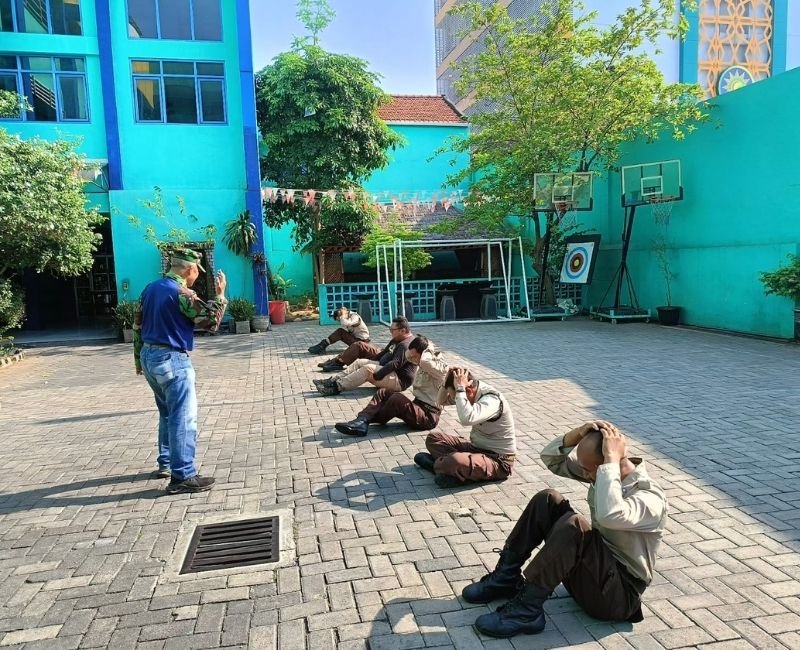 Tegas dan Sigap, Tim Security SD Mumtaz Ditempa Pelatihan PBB bersama Peltu (Purn) Eko Setiawan