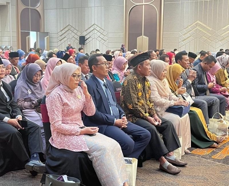 Suasana Haru Doa Bersama di Pelantikan Dokter Periode VIII FK UM Surabaya