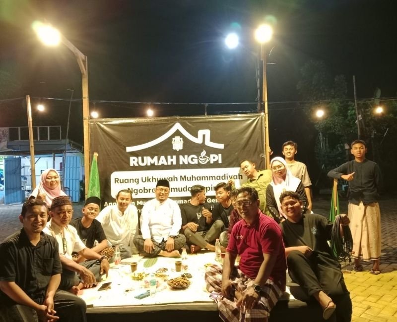 Rumah Ngopi AMM Gempol Pading: Ojo Bosen Dadi Wong Apik