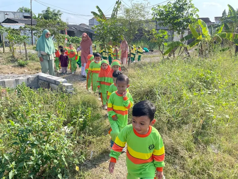 Explore Lingkungan Sekolah, Asyiknya Jelajah Alam ala KB–TK Aisyiyah Bustanul Athfal 49 Griya Kencana Driyorejo