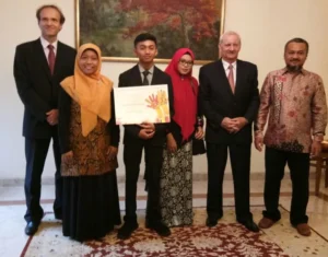 Foto Sepeda Ontel dan Tukang Becak Jepretan Murid SMP Mendapat Penghargaan dari Ceko
