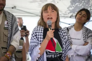 Greta Thunberg Ditahan IDF, Dijambak Sampai Dipaksa Cium Bendera Israel