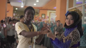 Guest Teacher dari Amerika Serikat Tiba, Ratusan Siswa Smamita Sambut Kedatangannya