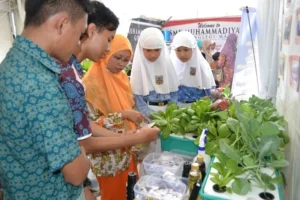 Murid-Murid Belajar Hidroponik di Arena Tanwir