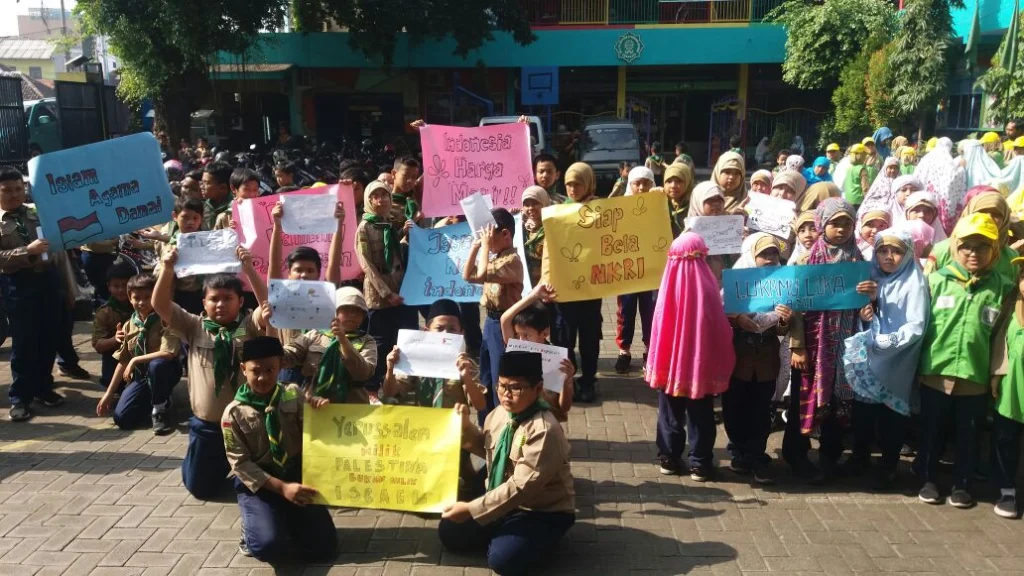 Pesan Perdamaian Siswa-siswi Kreatif dalam Tiga Bahasa